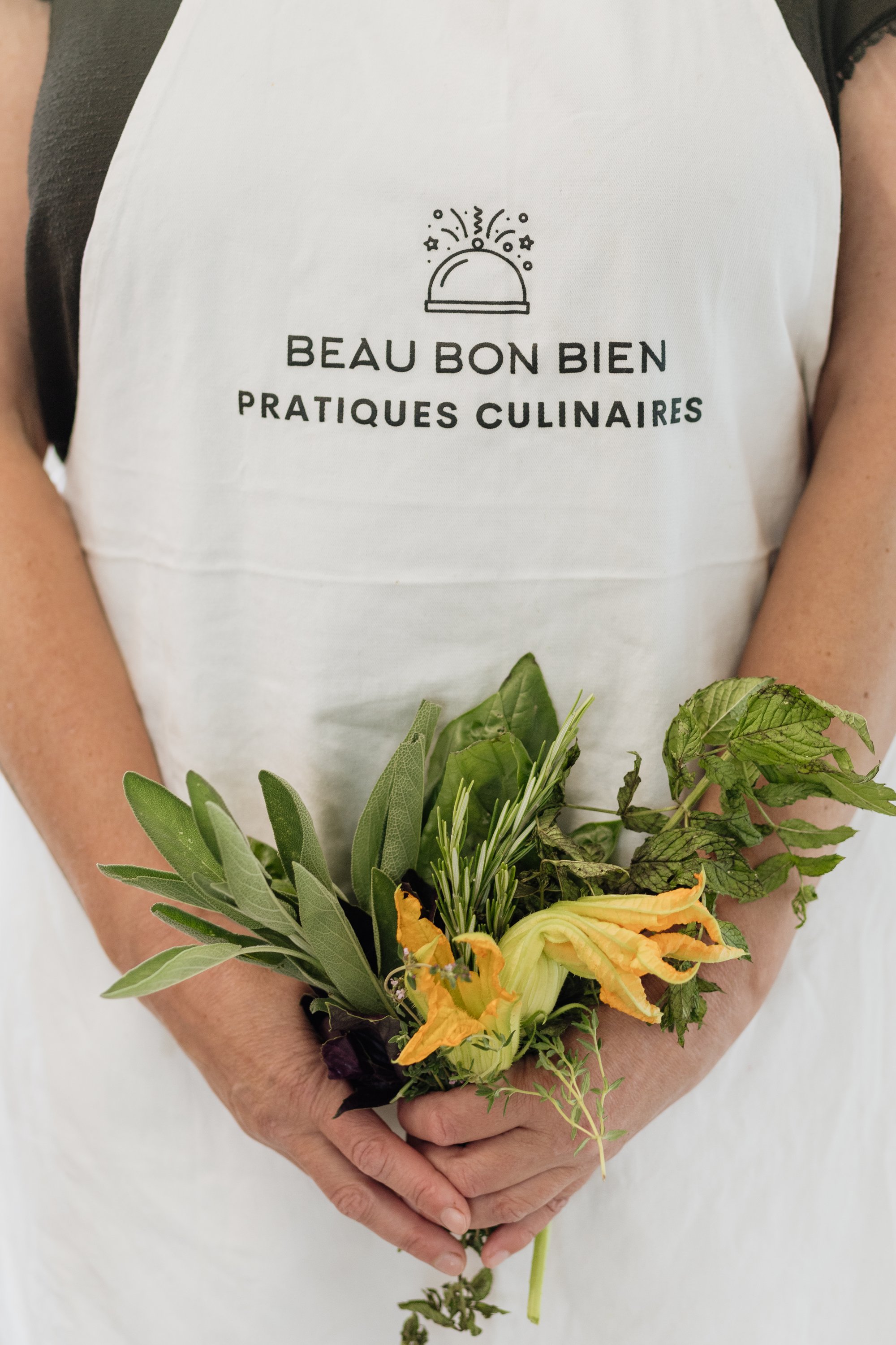 Tablier Beau Bon Bien avec un bouquet d'herbes de saison