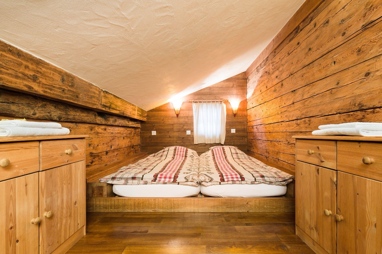 Une chambre du Mayen 2003, boiseries et draps à carreaux